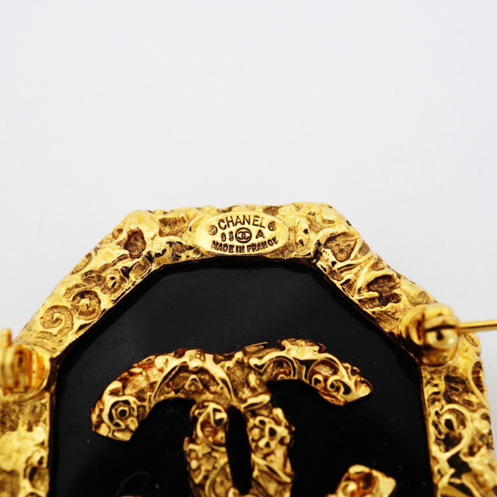 シャネル(Chanel) シャネル ブローチ ココマーク 溶岩モチーフ GP