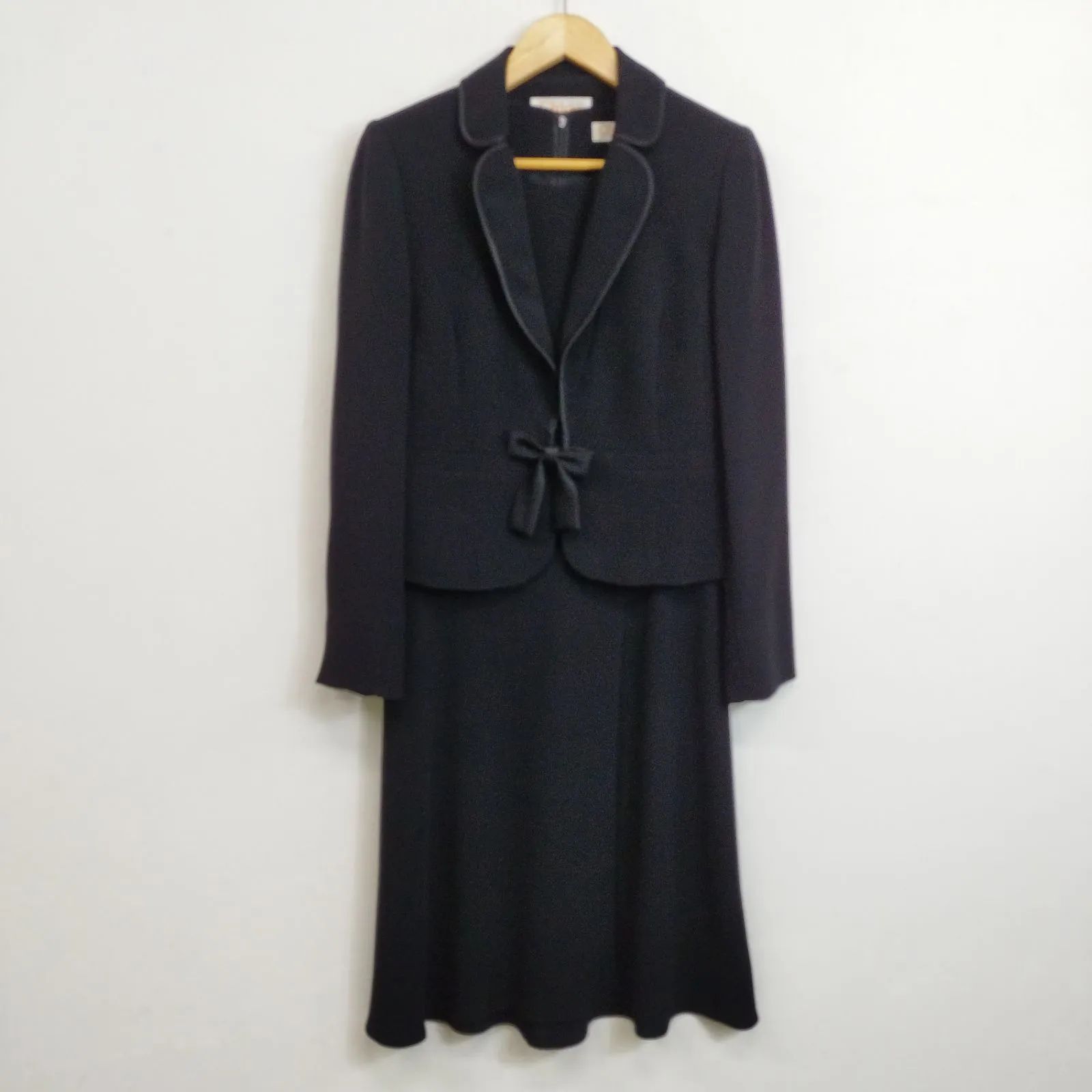 Chloe ブラックフォーマル 半袖 ワンピース ジャケット アンサンブル スーツ セレモニー 礼服 東京イギン 日本製 ブラック 11AR E371