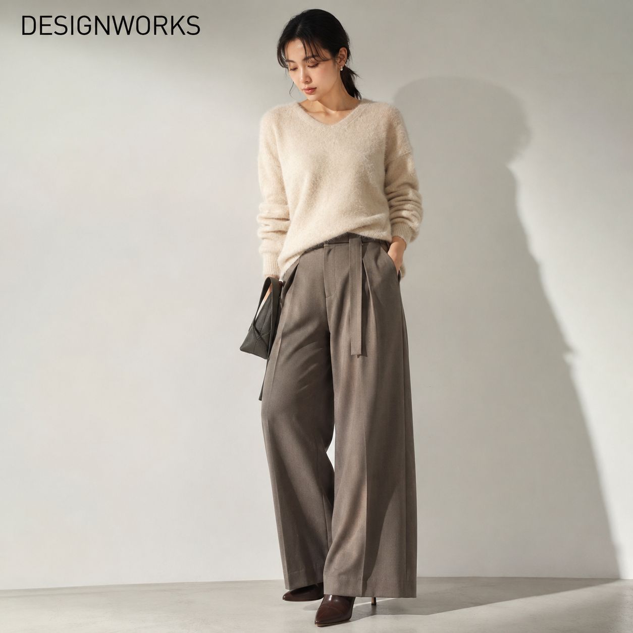 【極美品】【クリーニング済】DESIGNWORKS デザインワークス ファー加工Vネックニット 38「9号（M）～11号（L寄り）相当」 ベージュ フォックスカシミヤ 上質ふわふわニット Vネック 上品カジュアルスタイル