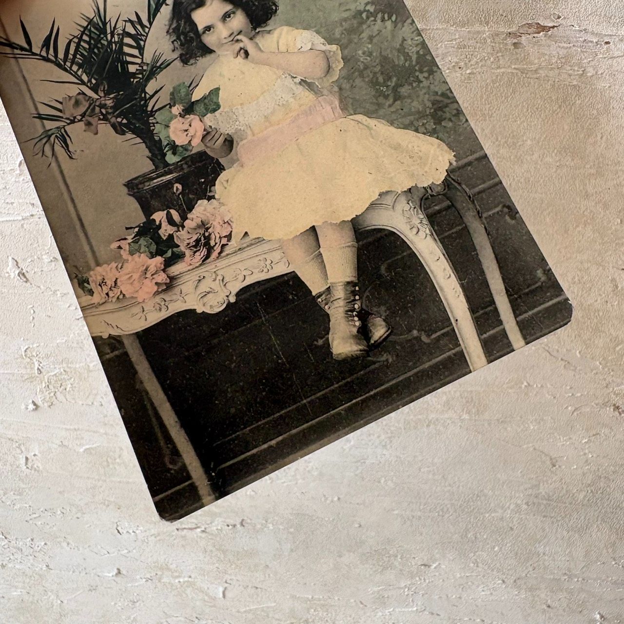 フランスアンティークポストカード 少女と薔薇の彩色写真｜1900年代