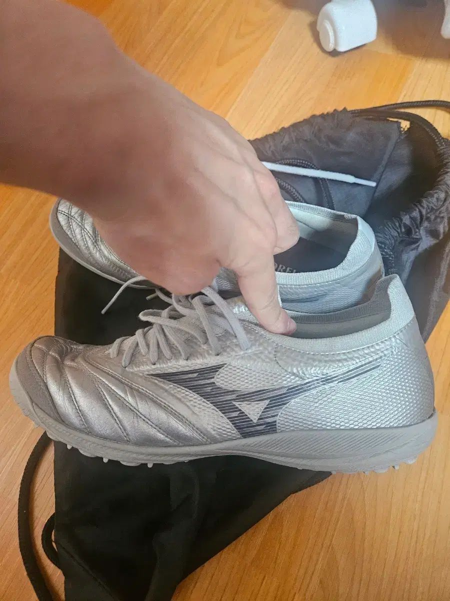 mizuno モレリア NEO ベータ サラ TF サッカーシューズ シルバー 255