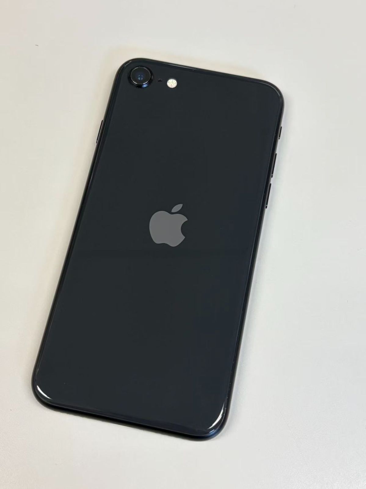 美品 iPhone SE(第2世代) 64GB SIMフリー バッテリー84% - メルカリ