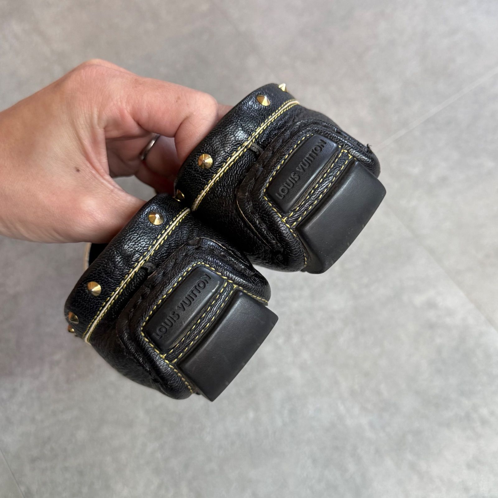 LOUISVUITTON ルイヴィトン LVロゴ金具 スタッズ ローファー 革 レザー