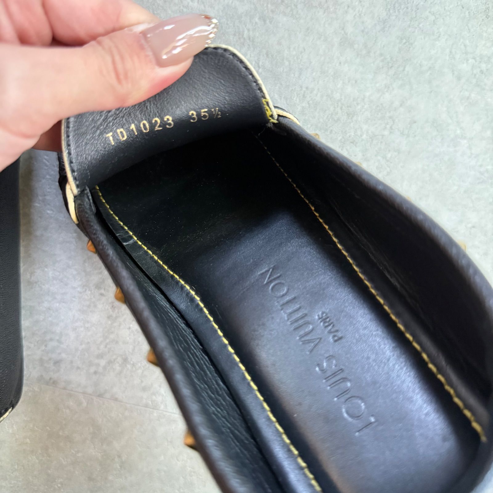 LOUISVUITTON ルイヴィトン LVロゴ金具 スタッズ ローファー 革 レザー