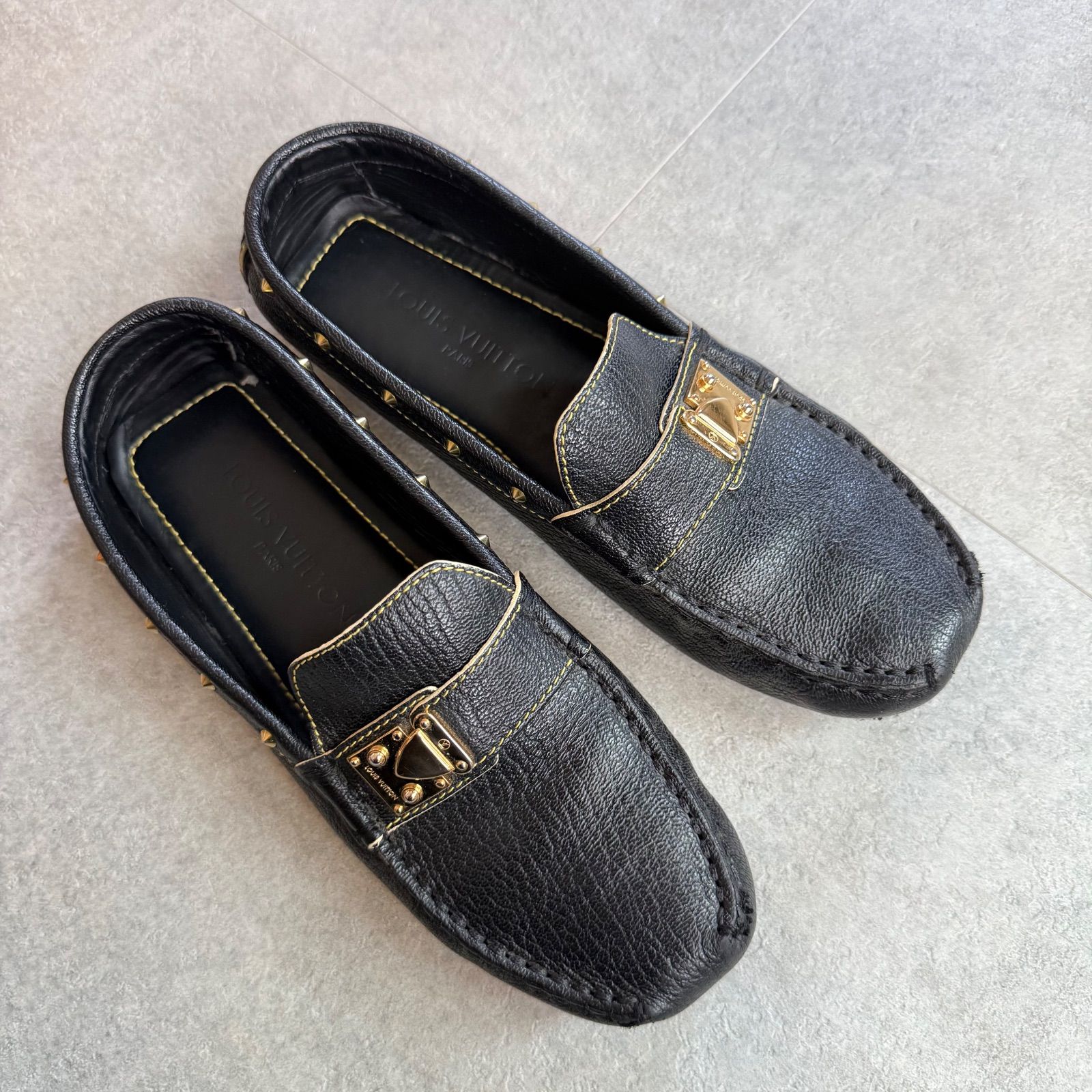 LOUISVUITTON ルイヴィトン LVロゴ金具 スタッズ ローファー 革 レザー