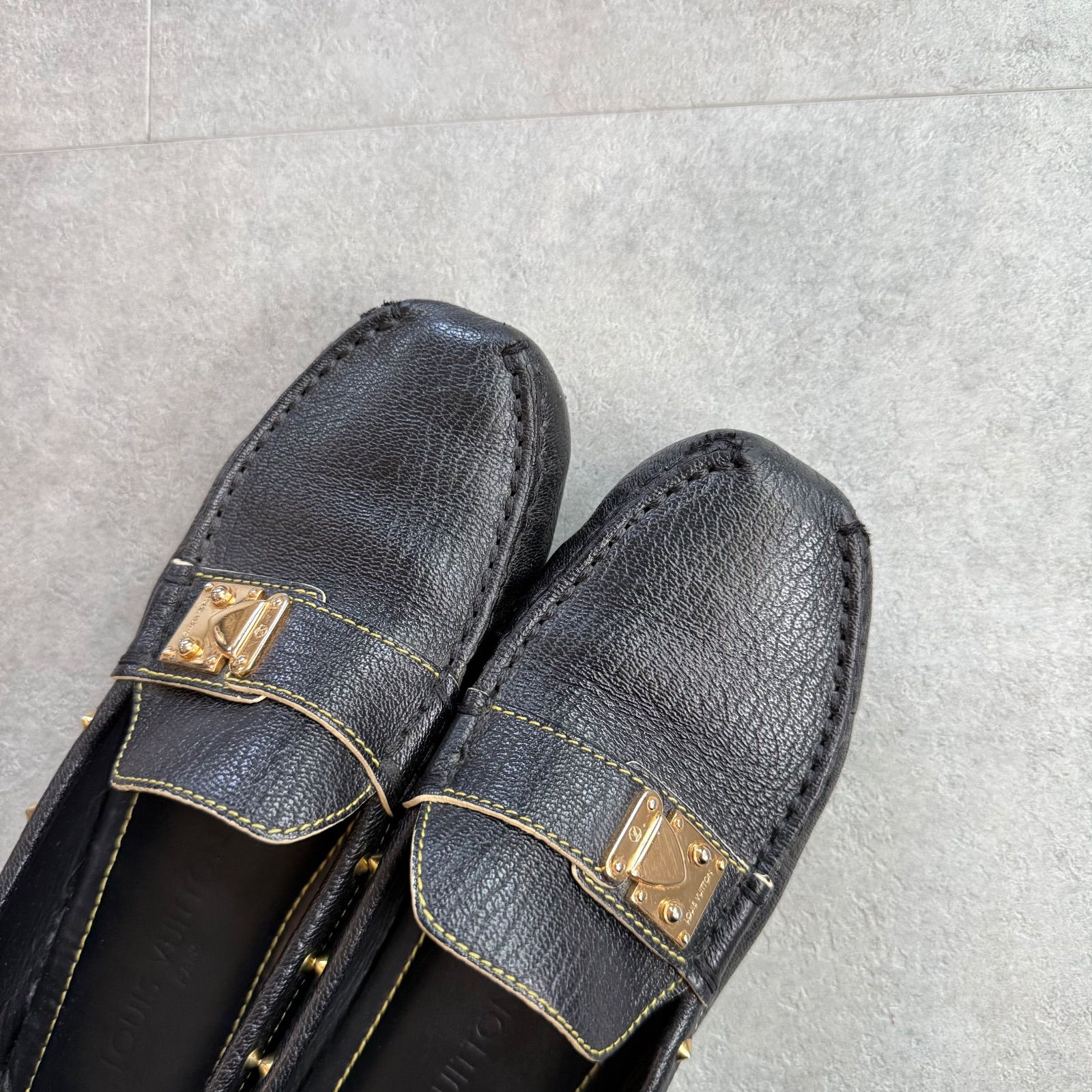 LOUISVUITTON ルイヴィトン LVロゴ金具 スタッズ ローファー 革 レザー