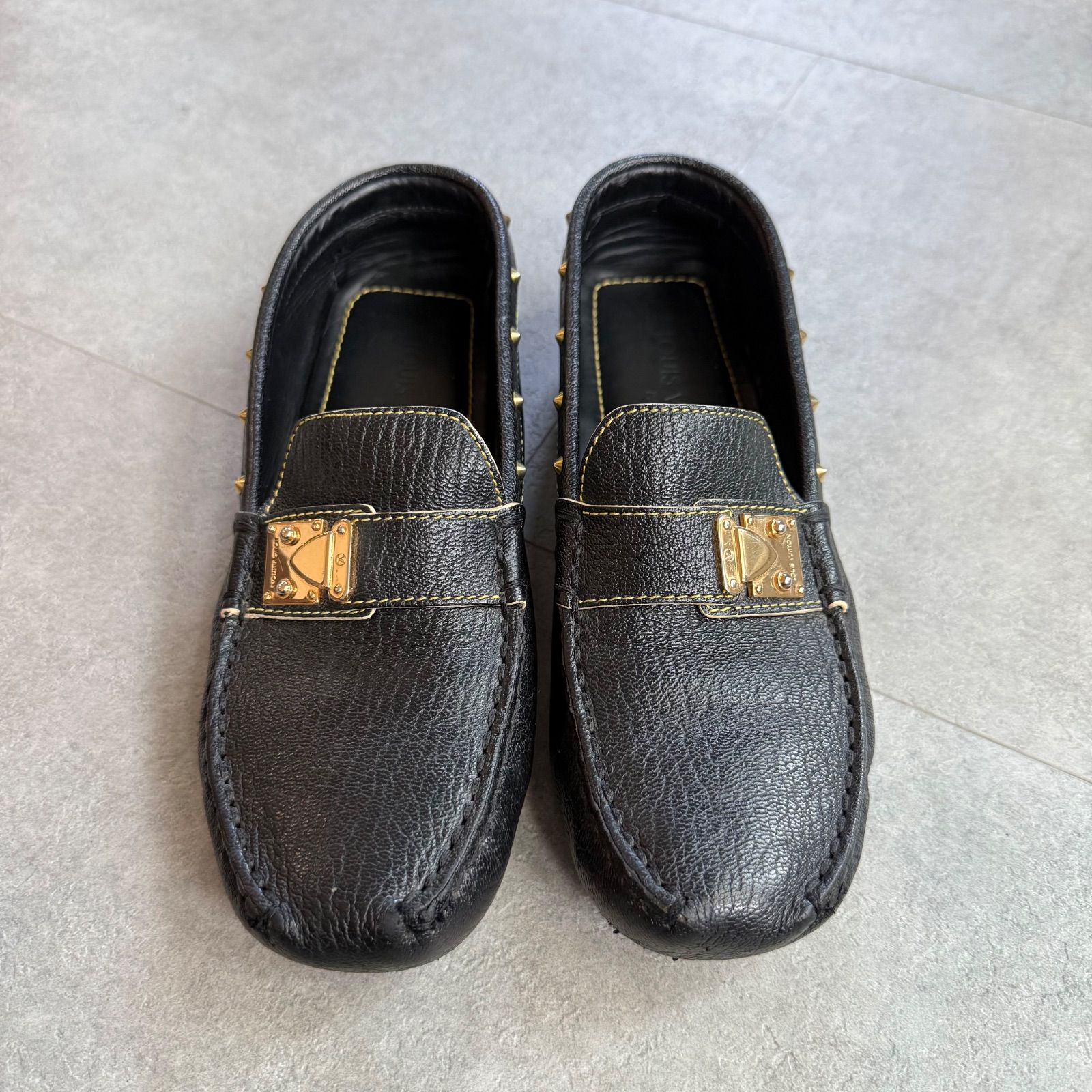 LOUISVUITTON ルイヴィトン LVロゴ金具 スタッズ ローファー 革 レザー