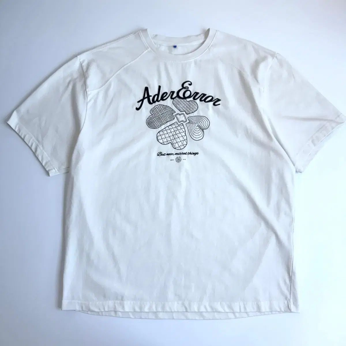 ADER ERROR アーダーエラー テバーロゴ 白 半袖 Tシャツ 【公式通販】