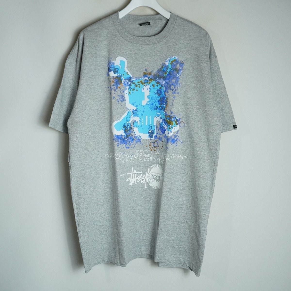 新品 00S OLD STUSSY ステューシー × Customade カスタムメイド DAGGERS DRAWN グラフィック Tシャツ 半袖 カットソー 灰 サイズ4 1108P♪