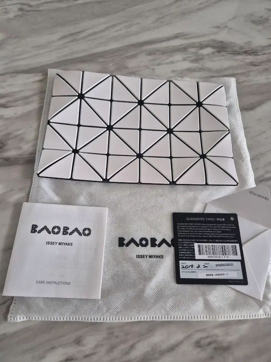 BAO BAO ISSEY MIYAKE バオバオイッセイミヤケ ルーセント ポーチ 光沢 白