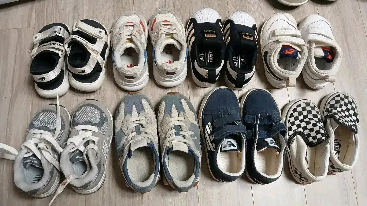 キッズシューズコレクション (New Balance / adidas / VANS / ARMANI など)