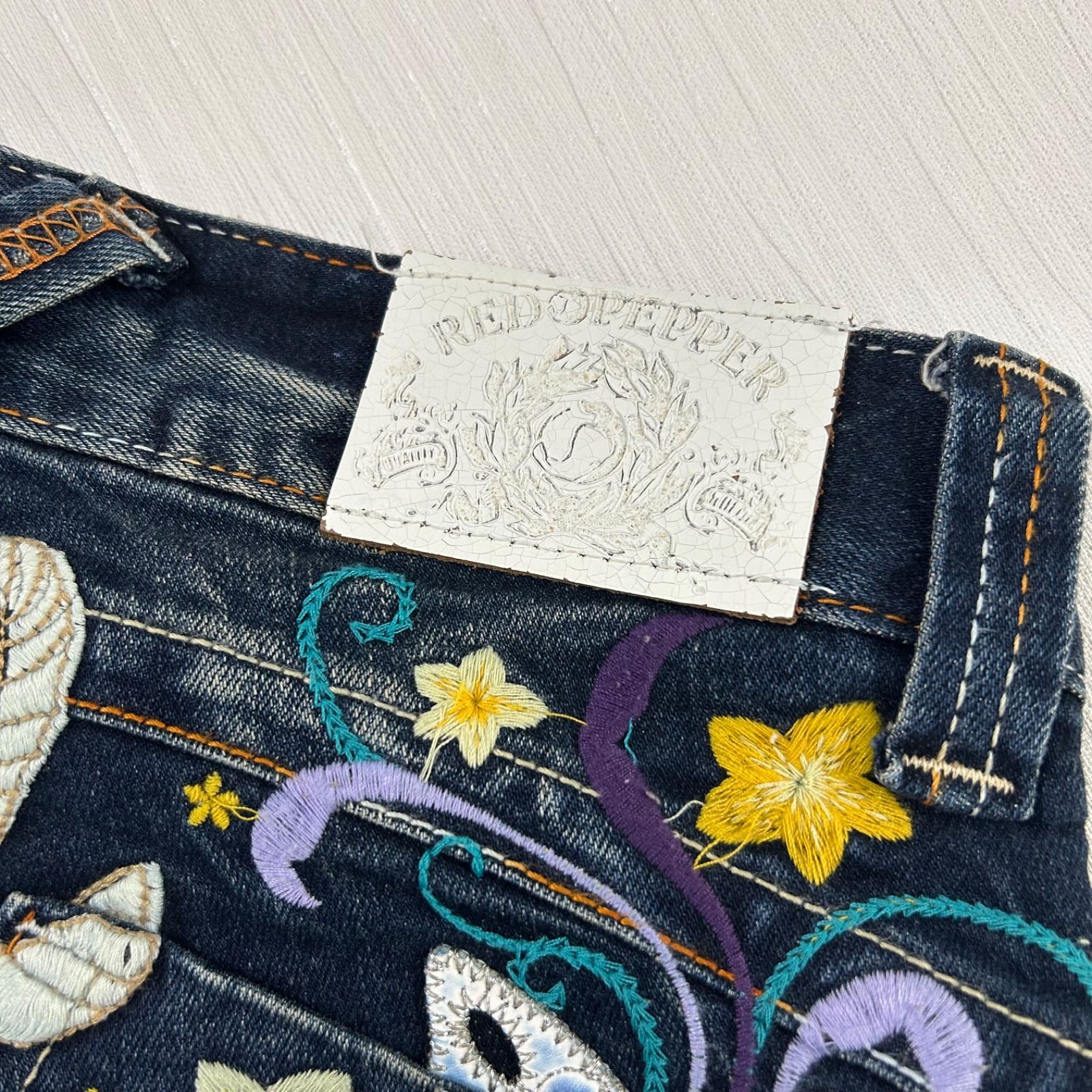 蝶 刺繍 フレアデニム 【Red Pepper 】 - メルカリ