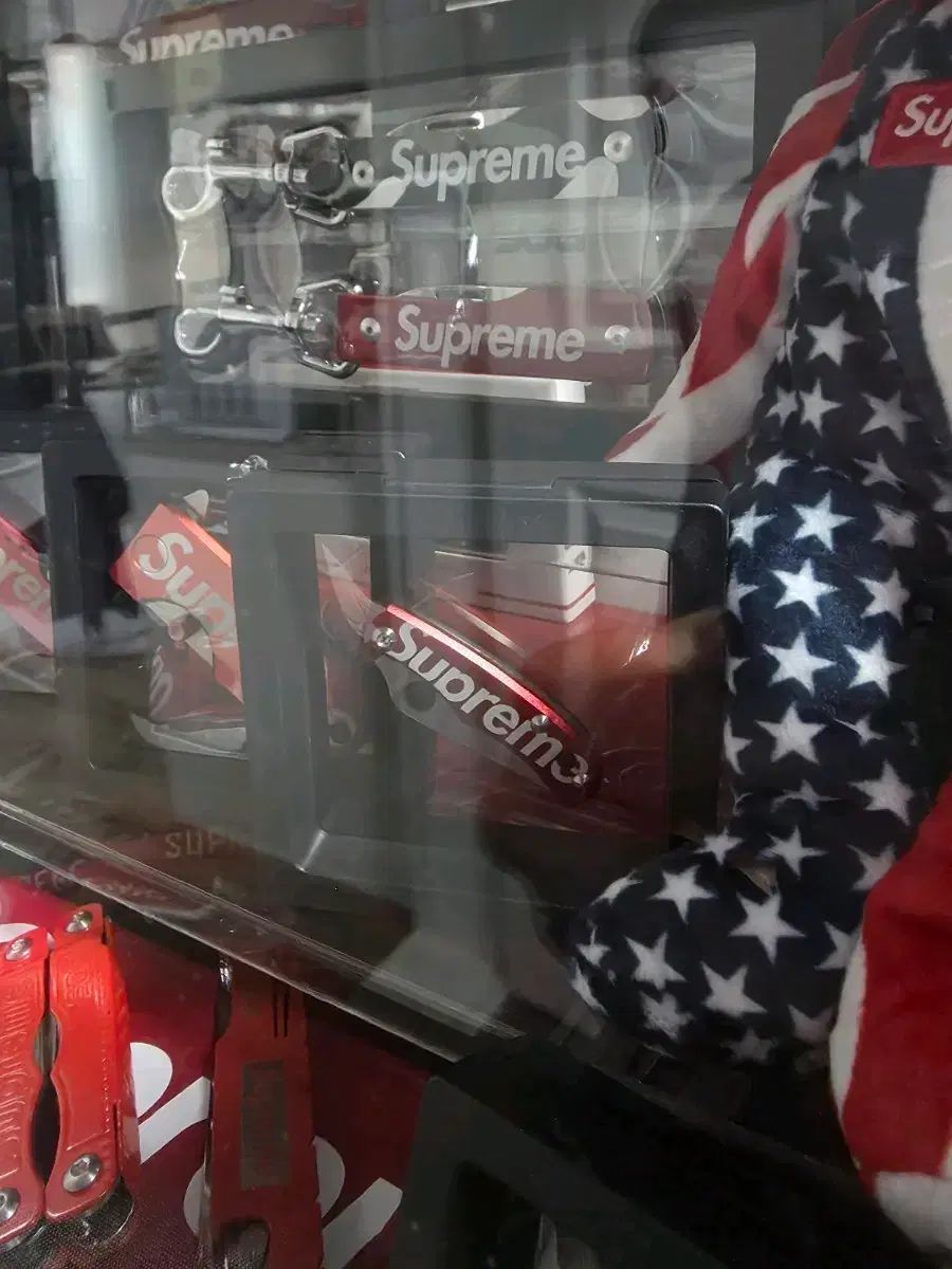 シュプリーム SPYDERCO ナイト 新品