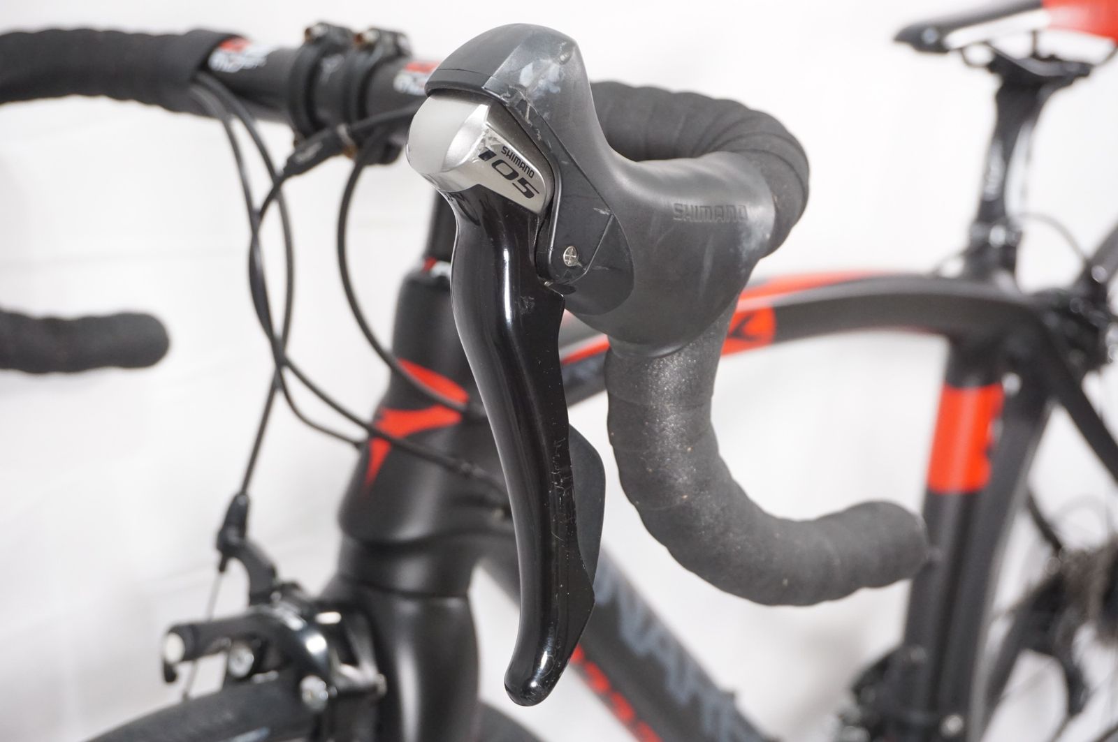 Pinarello ロードバイク 黒 赤ハンドル Pinarello ロードバイク 黒 赤ハンドル