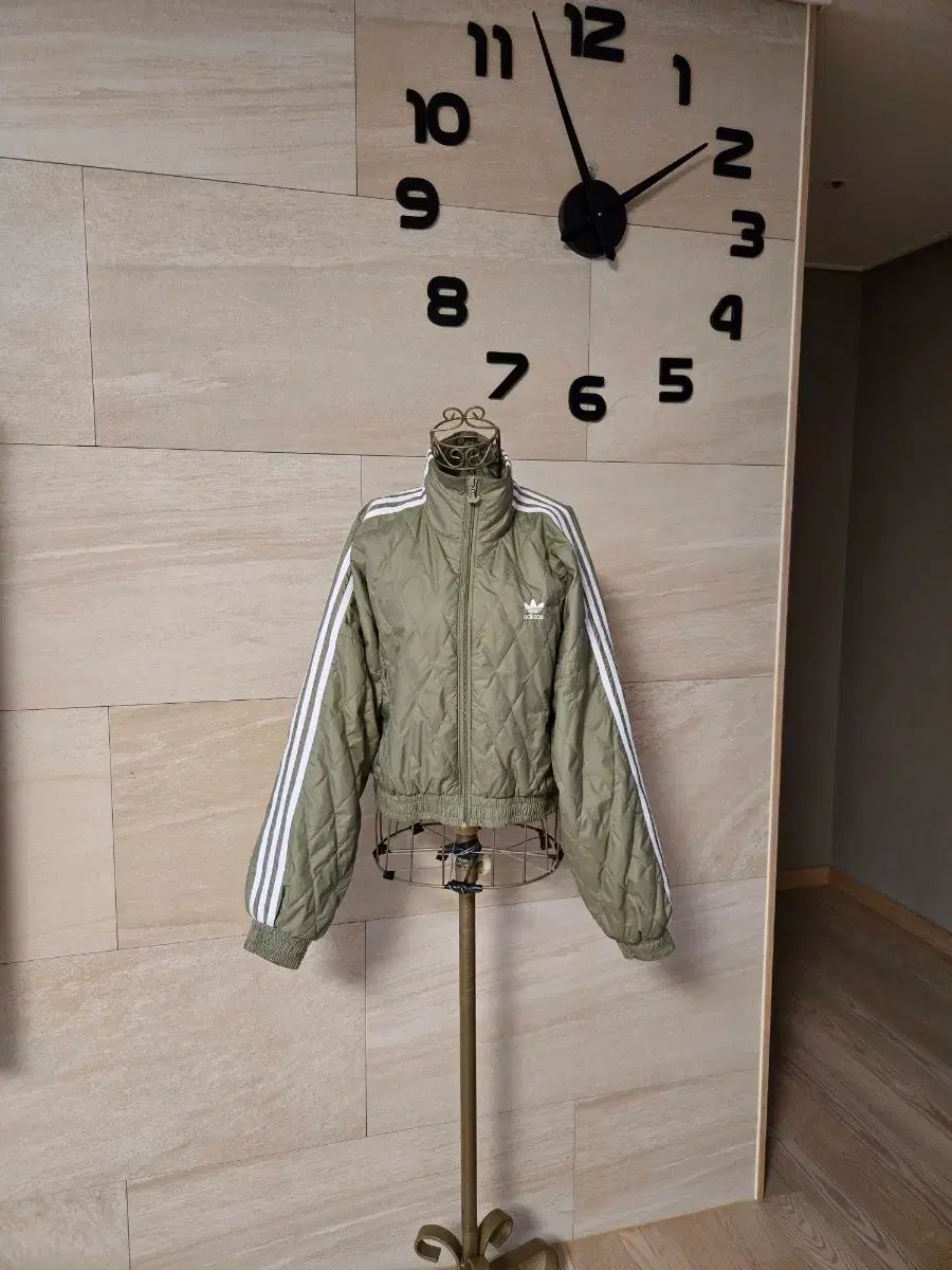 アディダス レディース クロップド キルティング ジャケット