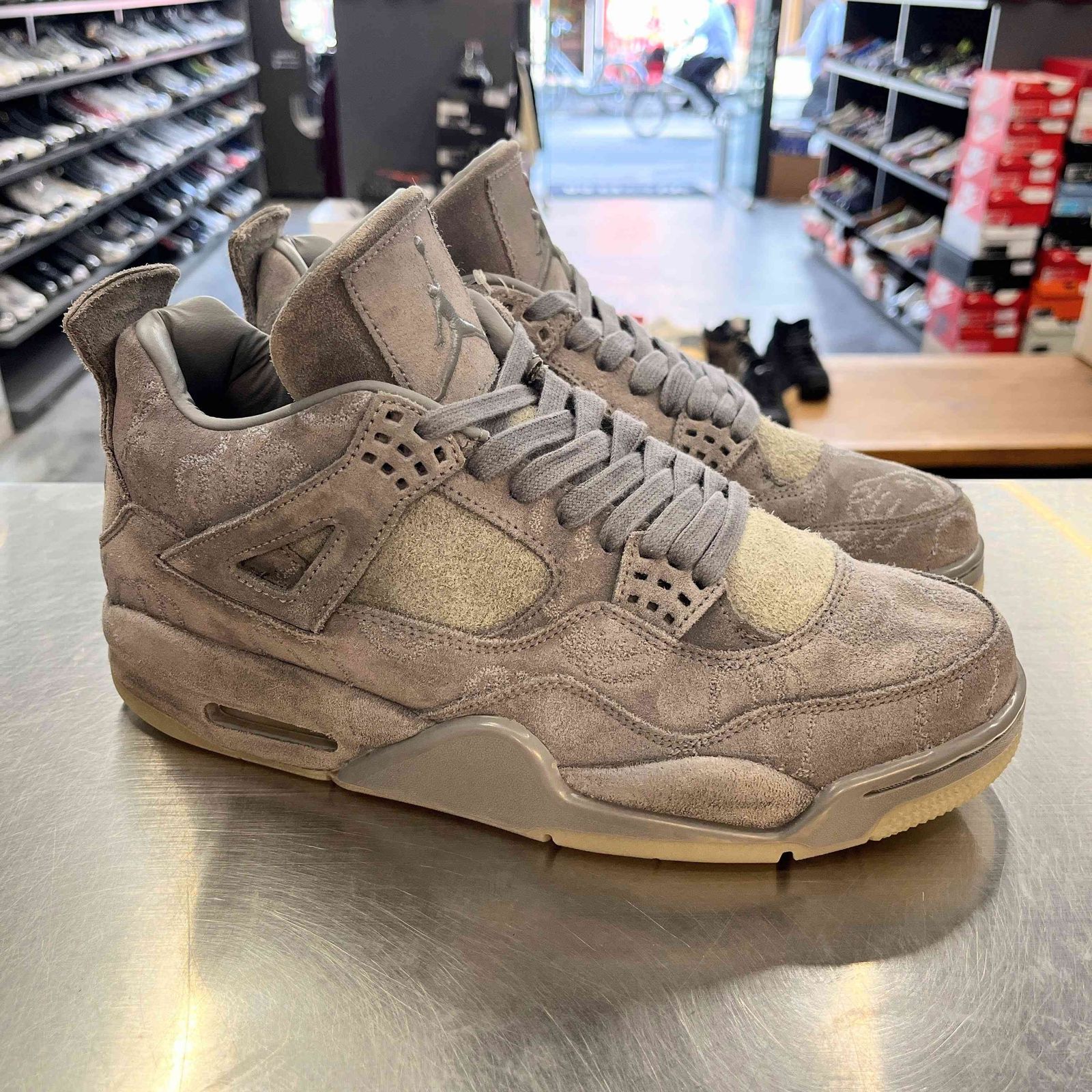US9.5】 AIR JORDAN 4 RETRO KAWS 930155-003 【中古】 箱有 - メルカリ