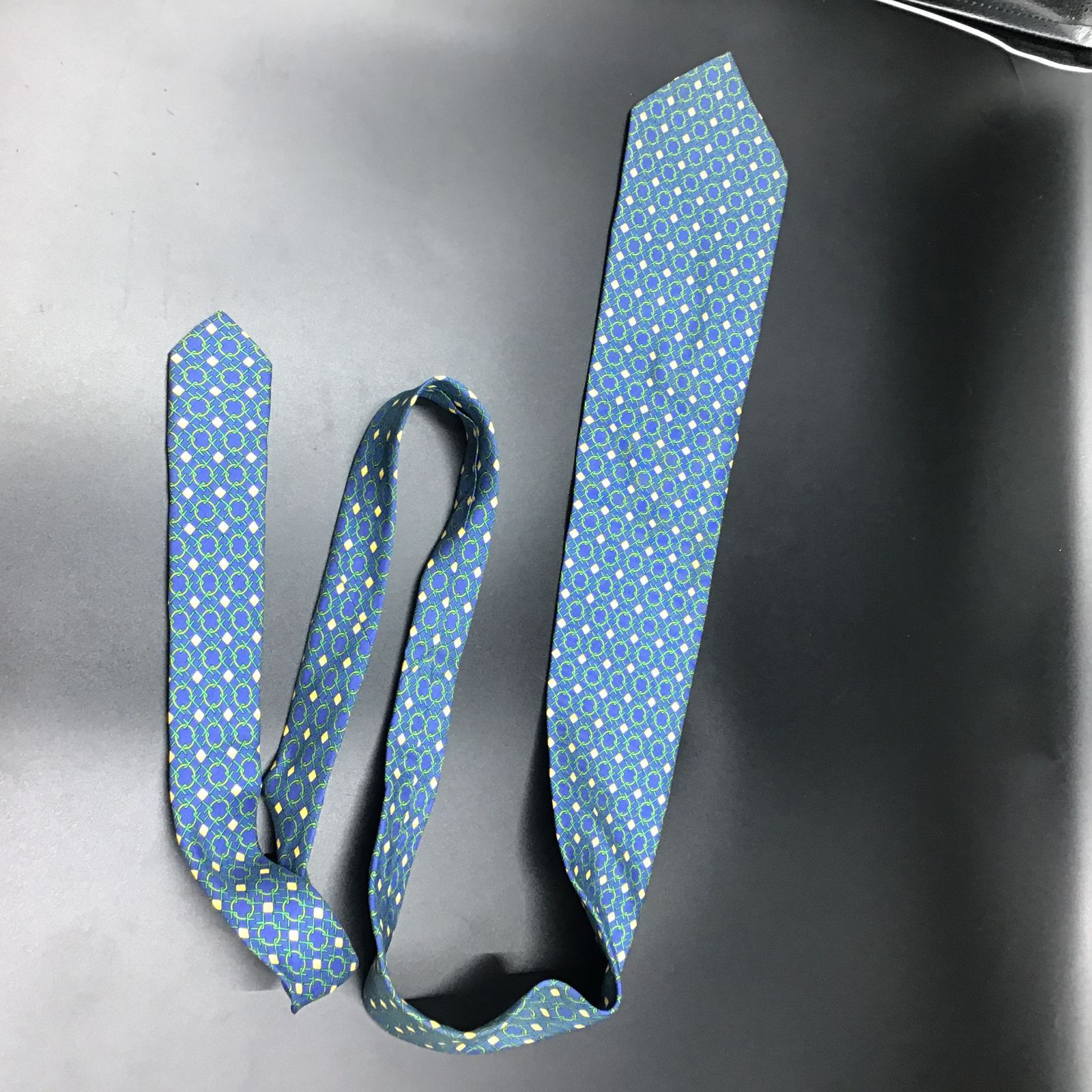 【極美品】FENDI フェンディ ネクタイ シルク 総柄 チェーン柄 イタリア製 FENDI - 【極美品】FENDI フェンディ ネクタイ シルク 総柄 チェーン柄