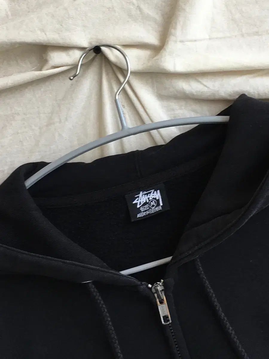 2025，送料無料 STUSSY バックプリント フーディー ジップアップ