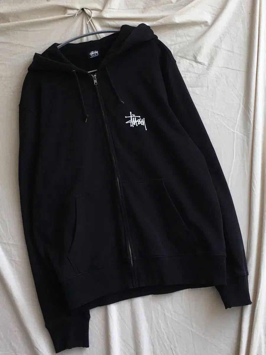 STUSSY バックプリント フーディー ジップアップ