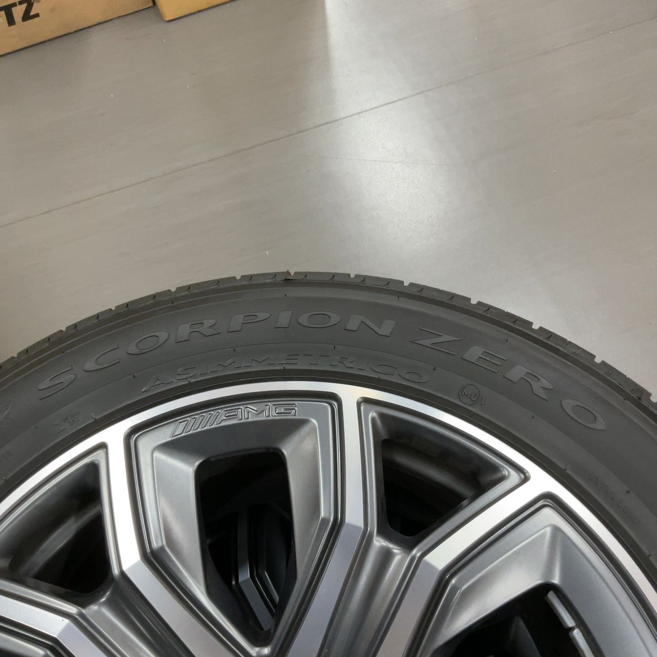 メルセデス・ベンツ Gクラス 純正 AMG 20インチ PIRELLI 275/50R20