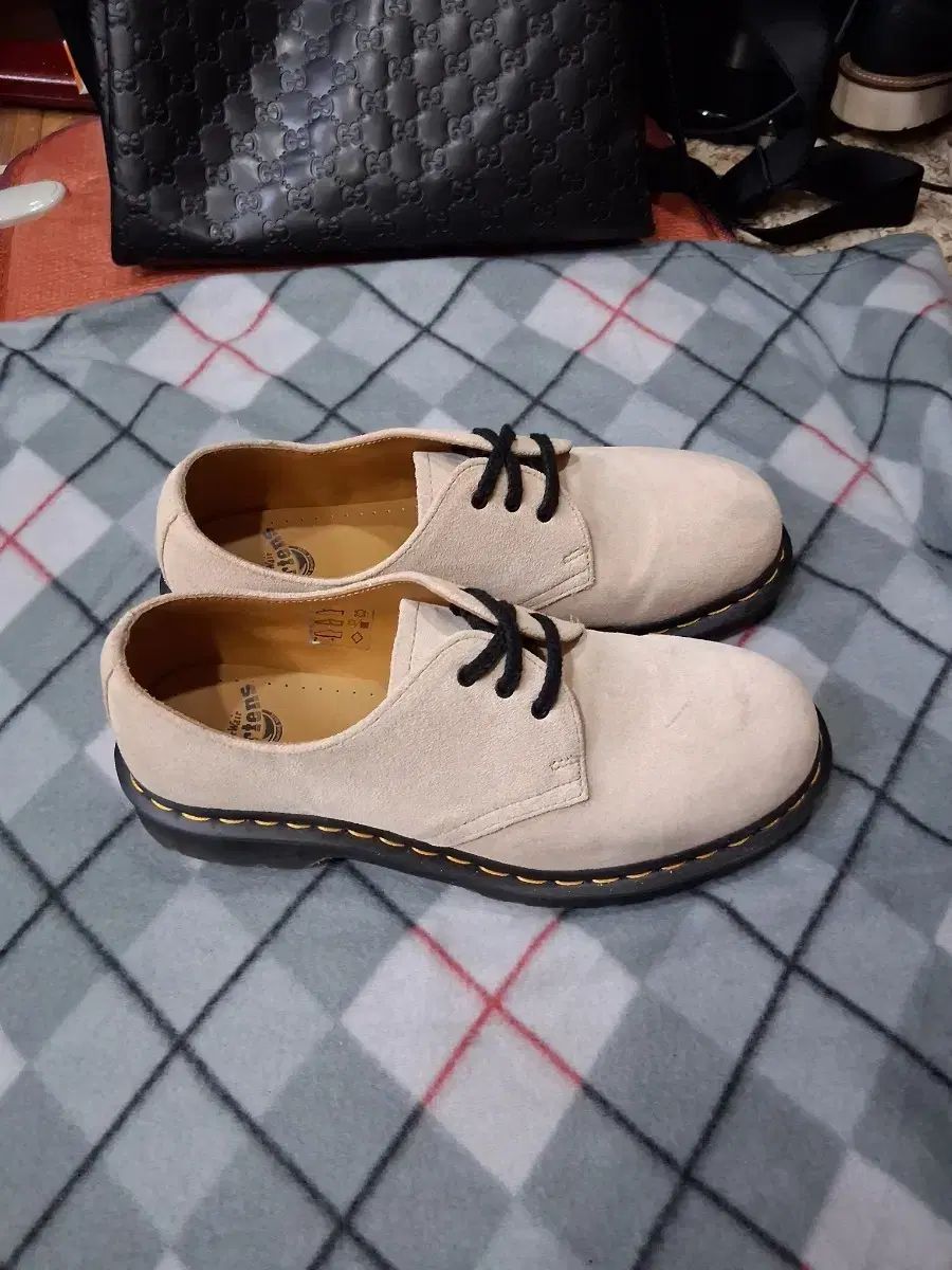 DR. MARTENS ドクターマーチン スウェード 3ホール シューズ アイボリー