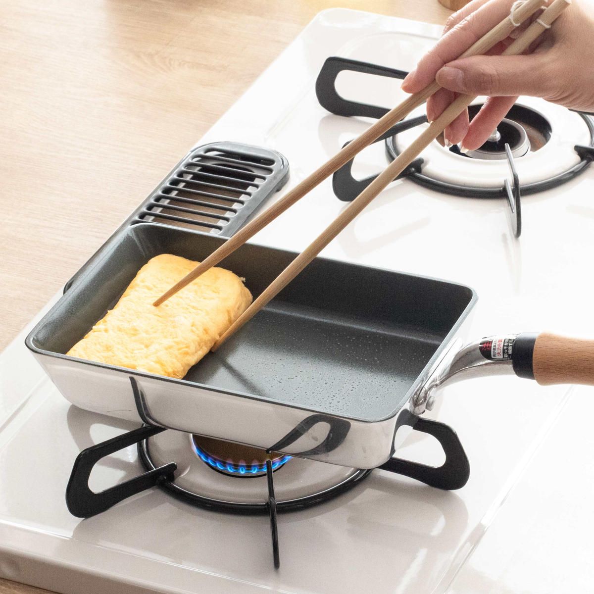 卵焼き器 13×19cm ガス火専用 セラミックコート センレンキャストグリーン 日本製 ( たまご焼き器 エッグパン セラミック加工 軽い アルミ製 軽量 こびりつきにくい 焦げ付きにくい フッ素加工なし 木柄 朝食 弁当 調理用品 ) 卵焼き器 13×19cm ガス火専用 セラミックコート センレンキャストグリーン 日本製 ( たまご焼き器 エッグパン セラミック加工 軽い アルミ製 軽量 こびりつきにくい 焦げ付きにくい フッ素加工なし 木柄 朝食 弁当 調理用品 )