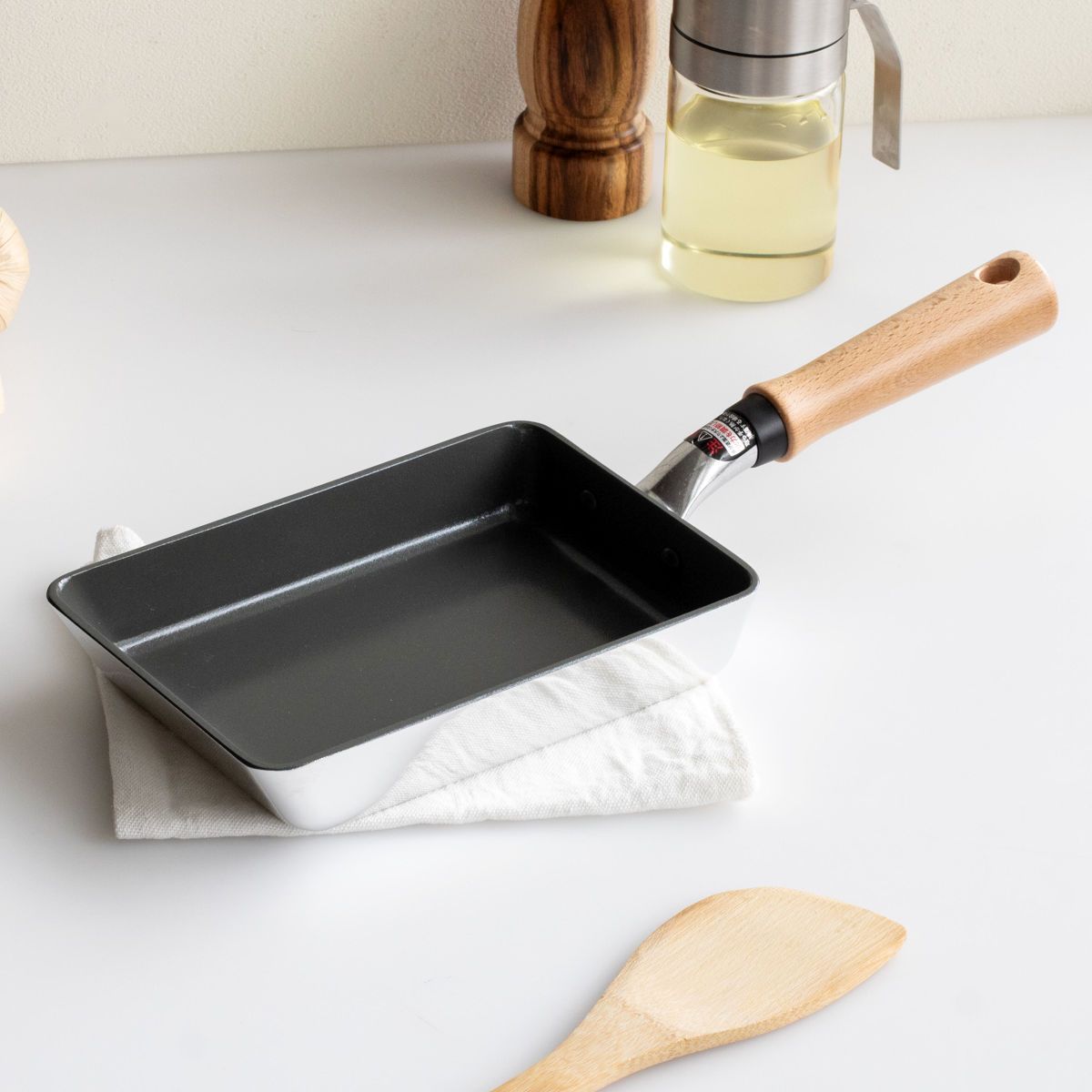 卵焼き器 13×19cm ガス火専用 セラミックコート センレンキャストグリーン 日本製 ( たまご焼き器 エッグパン セラミック加工 軽い アルミ製 軽量 こびりつきにくい 焦げ付きにくい フッ素加工なし 木柄 朝食 弁当 調理用品 ) 卵焼き器 13×19cm ガス火専用 セラミックコート センレンキャストグリーン 日本製 ( たまご焼き器 エッグパン セラミック加工 軽い アルミ製 軽量 こびりつきにくい 焦げ付きにくい フッ素加工なし 木柄 朝食 弁当 調理用品 )