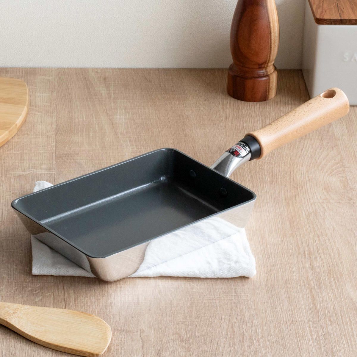 卵焼き器 13×19cm ガス火専用 セラミックコート センレンキャストグリーン 日本製 ( たまご焼き器 エッグパン セラミック加工 軽い アルミ製 軽量 こびりつきにくい 焦げ付きにくい フッ素加工なし 木柄 朝食 弁当 調理用品 ) 卵焼き器 13×19cm ガス火専用 セラミックコート センレンキャストグリーン 日本製 ( たまご焼き器 エッグパン セラミック加工 軽い アルミ製 軽量 こびりつきにくい 焦げ付きにくい フッ素加工なし 木柄 朝食 弁当 調理用品 )