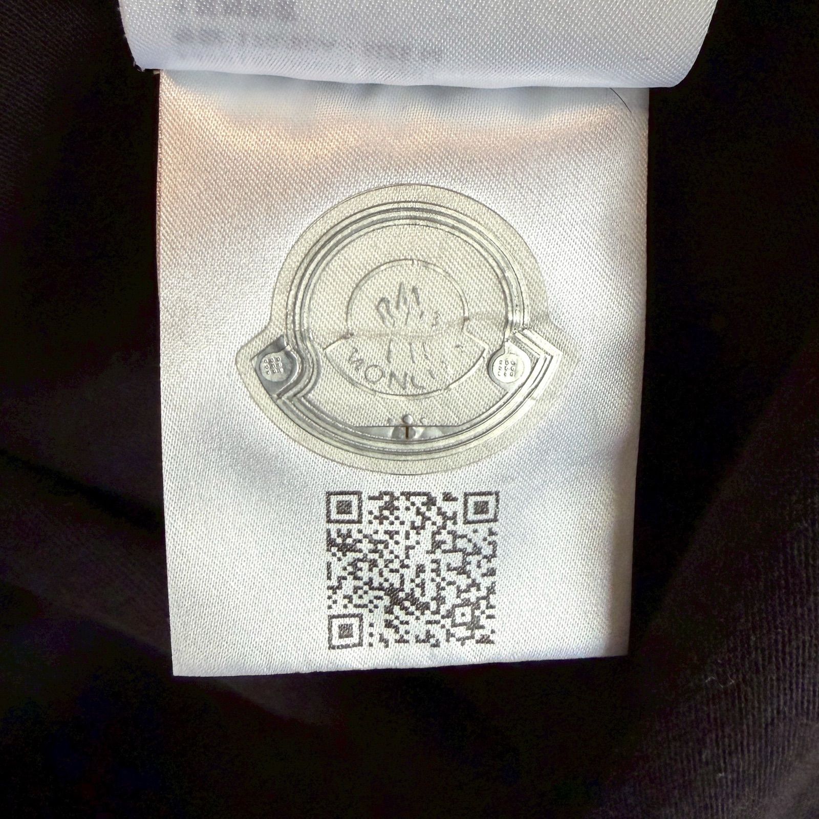 MONCLER モンクレール 現行 Tシャツ コットン モノグラムパッチ 肩ロゴ MONCLER モンクレール 現行 Tシャツ 半袖 モノグラムパッチ 肩ロゴ