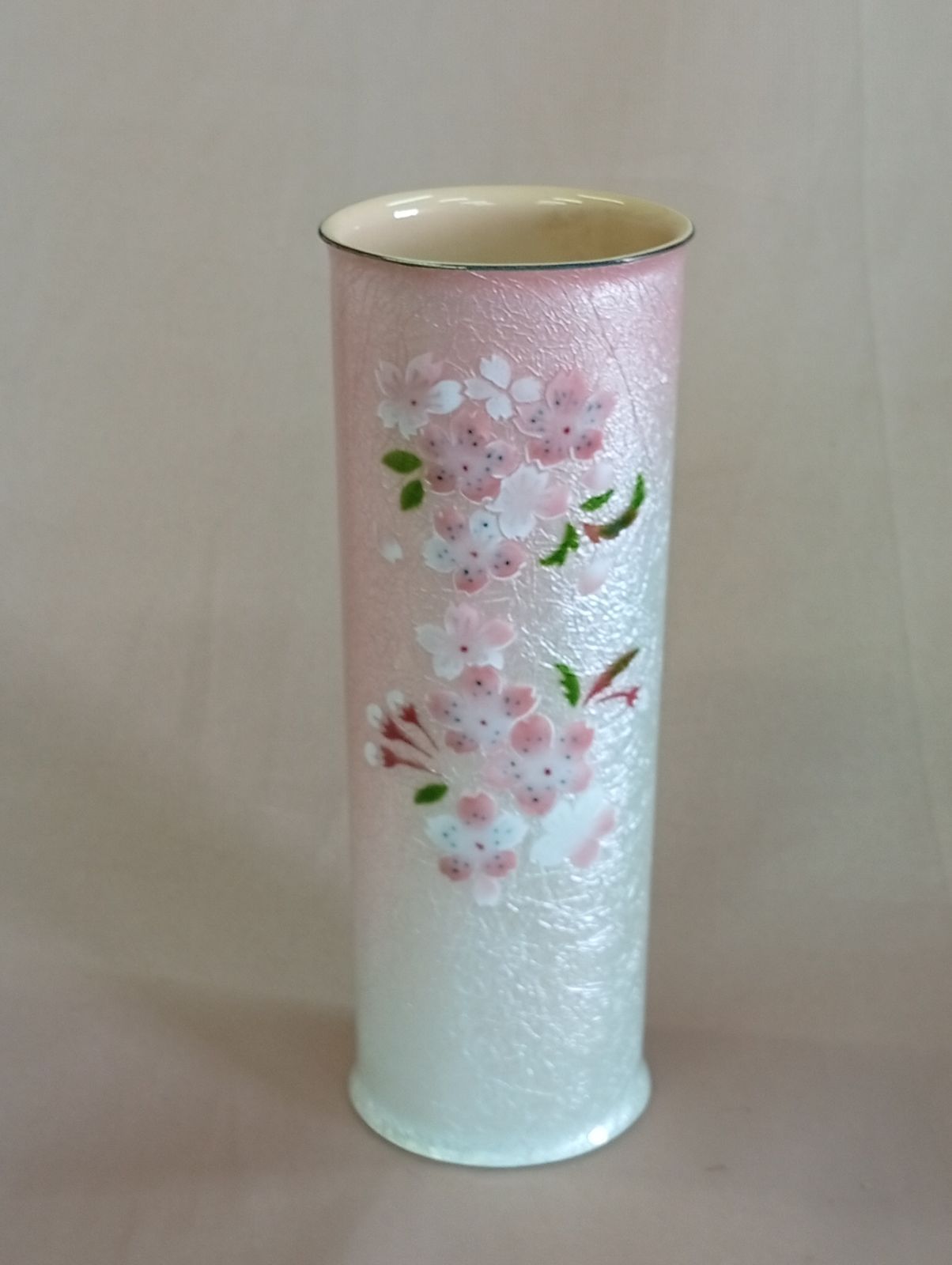 V44　工芸品　七宝焼　花瓶　銀箔に桜　釉薬　銅製　高さ18.5cm