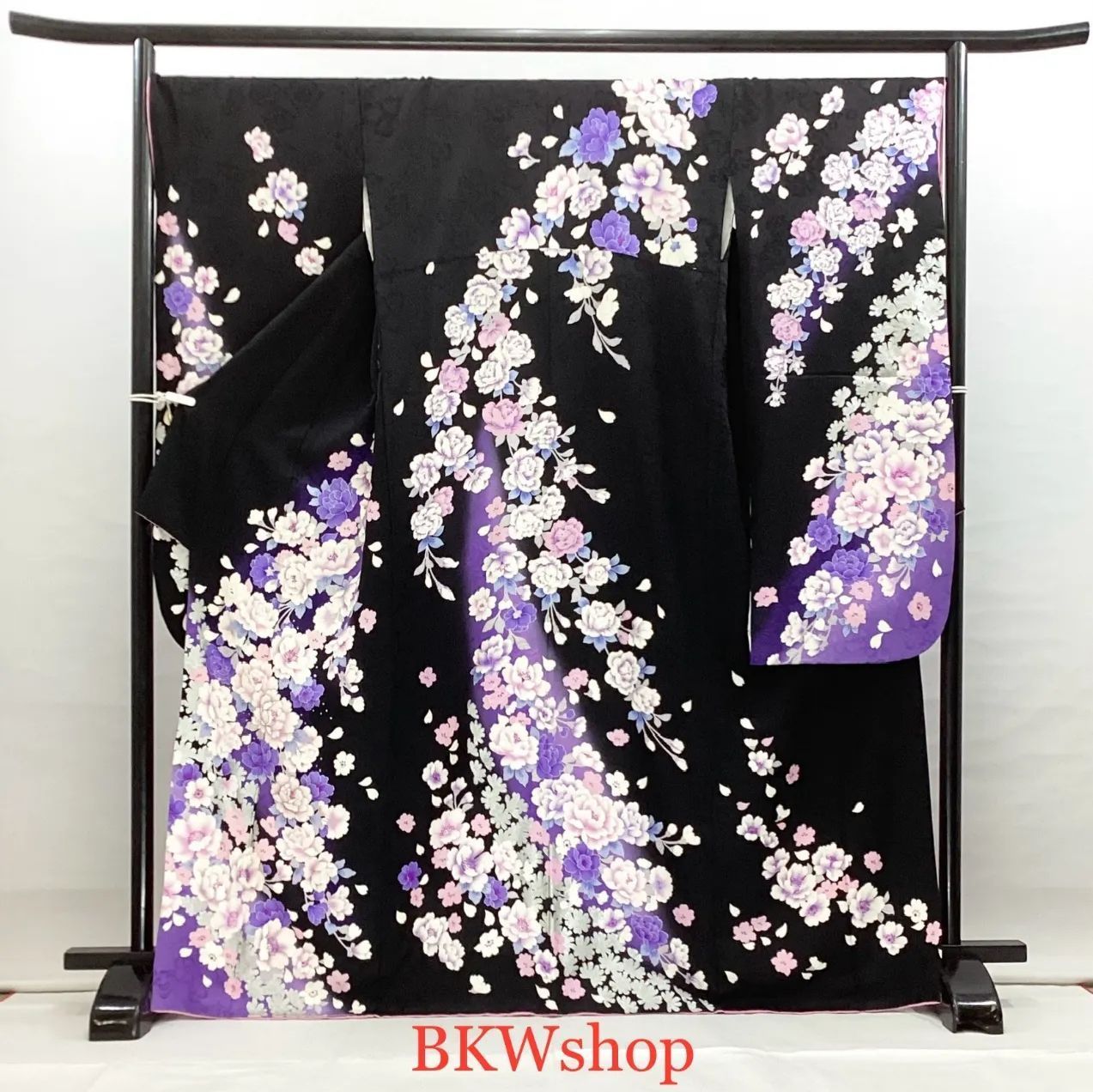大特価 現品限り＞ used 正絹 振袖・袋帯 2点セット 黒地 牡丹に桜柄