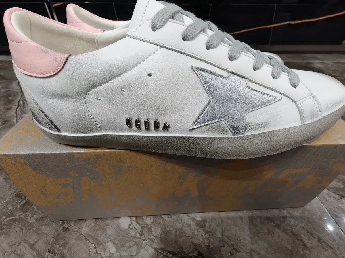 ゴールデングース SuperStar 白 シルバーStar ピンクヒール ロートップ 12,997円