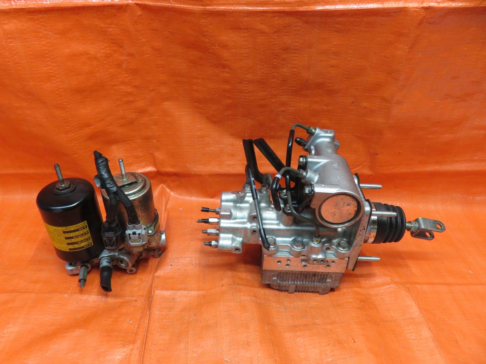 LF247* 動作OK レクサス CR200h/ZWA10 純正 ABSブレーキアクチュエーター/ブレーキブースターポンプ 2点 /47070-12010 47270-47030　※汚れ