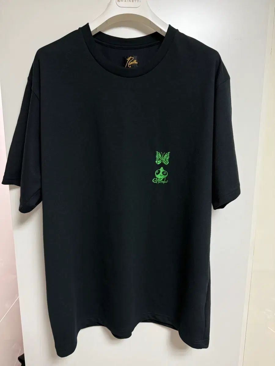 ニードルズ / 刺繍 ロゴ Tシャツ ブラック / XL