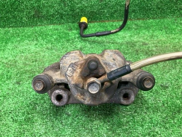 ジムニー JB23W 左フロントキャリパー XC 4WD 55100-81A12-999 26U