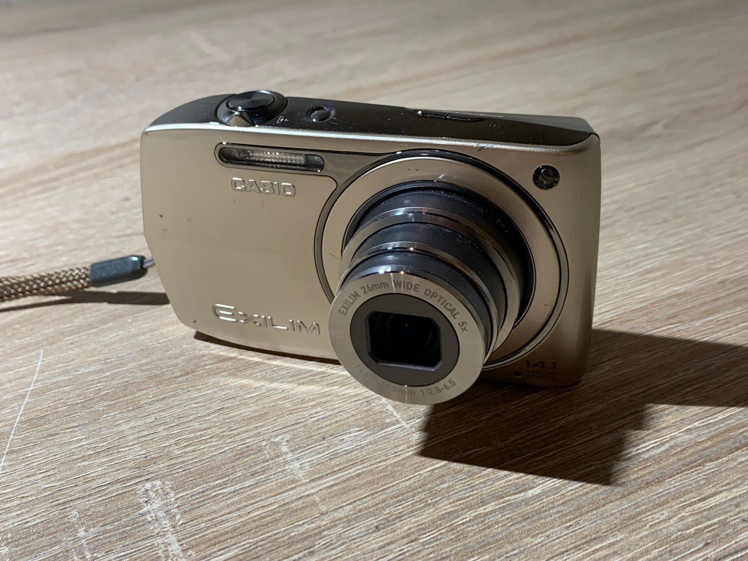 0836 Casio EXILIM EX-Z2300 ゴールド デジカメ 動作確認済み 【ネ