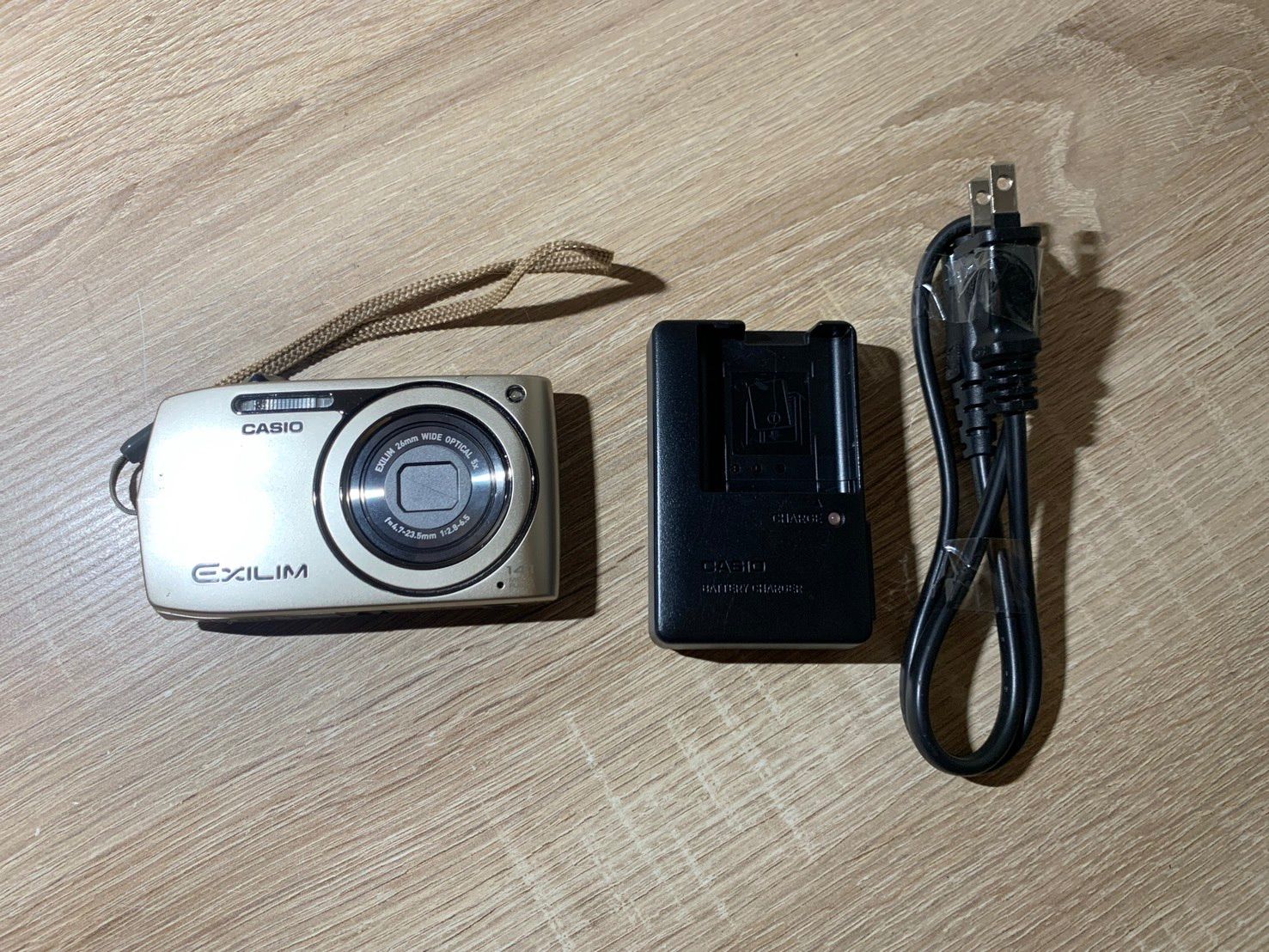 0836 Casio EXILIM EX-Z2300 ゴールド デジカメ 動作確認済み 【ネ
