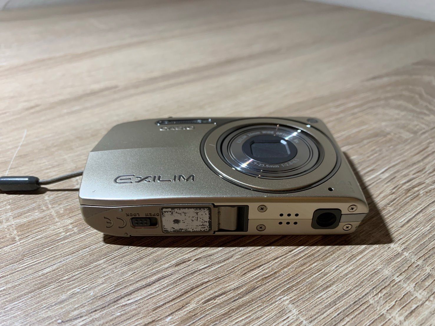 0836 Casio EXILIM EX-Z2300 ゴールド デジカメ 動作確認済み 【ネ