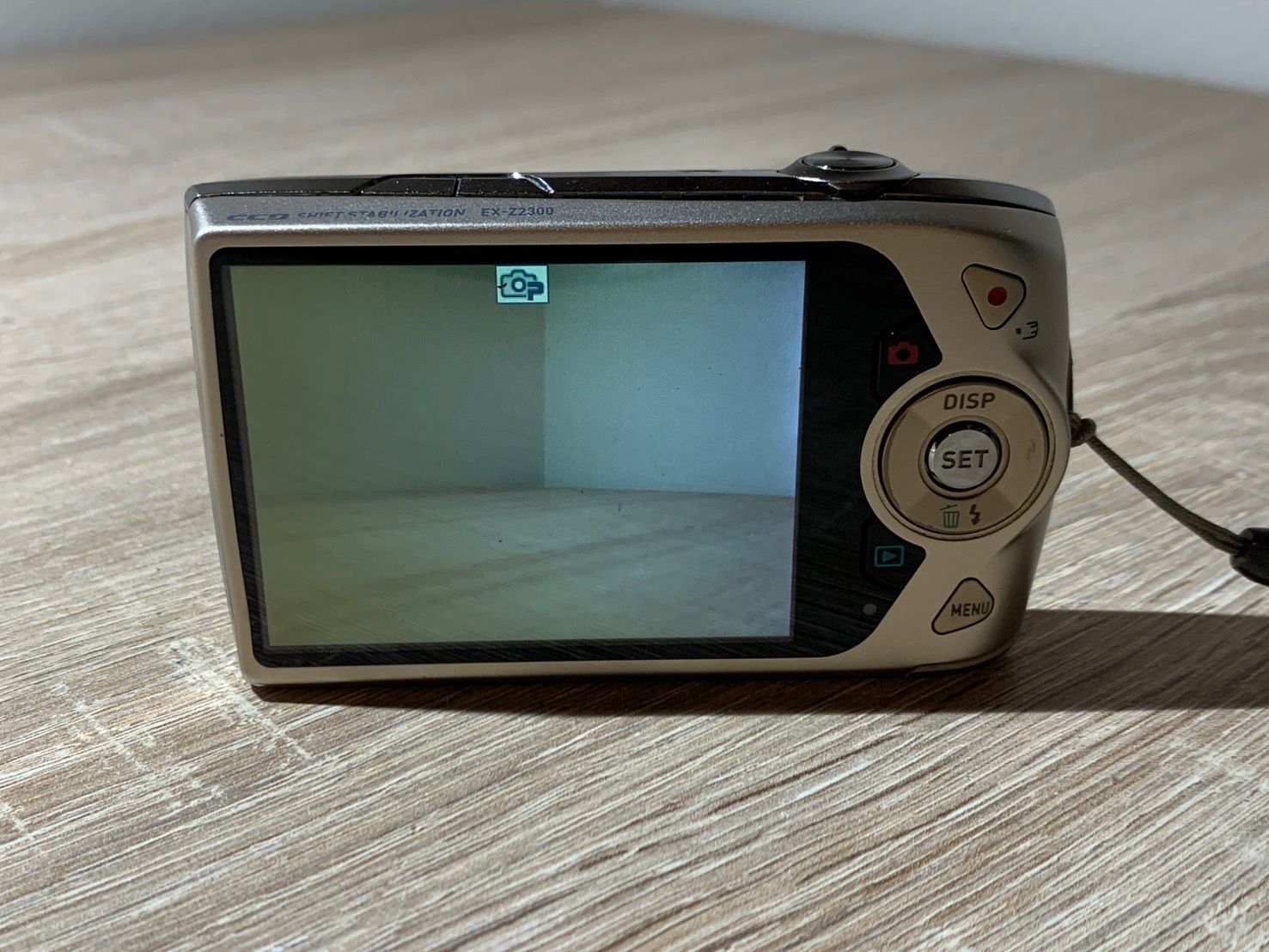 0836 Casio EXILIM EX-Z2300 ゴールド デジカメ 動作確認済み 【ネ