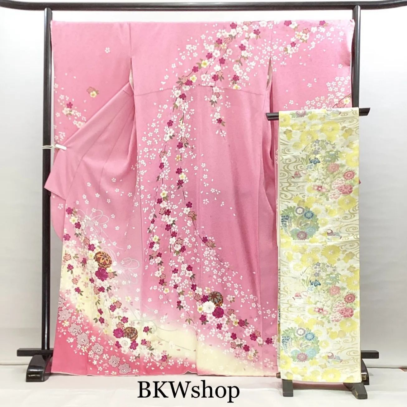 ＜大特価　現品限り＞　used　正絹　振袖・袋帯　2点セット　ピンク地黄色暈し桜柄　成人式　およばれ　着付け練習