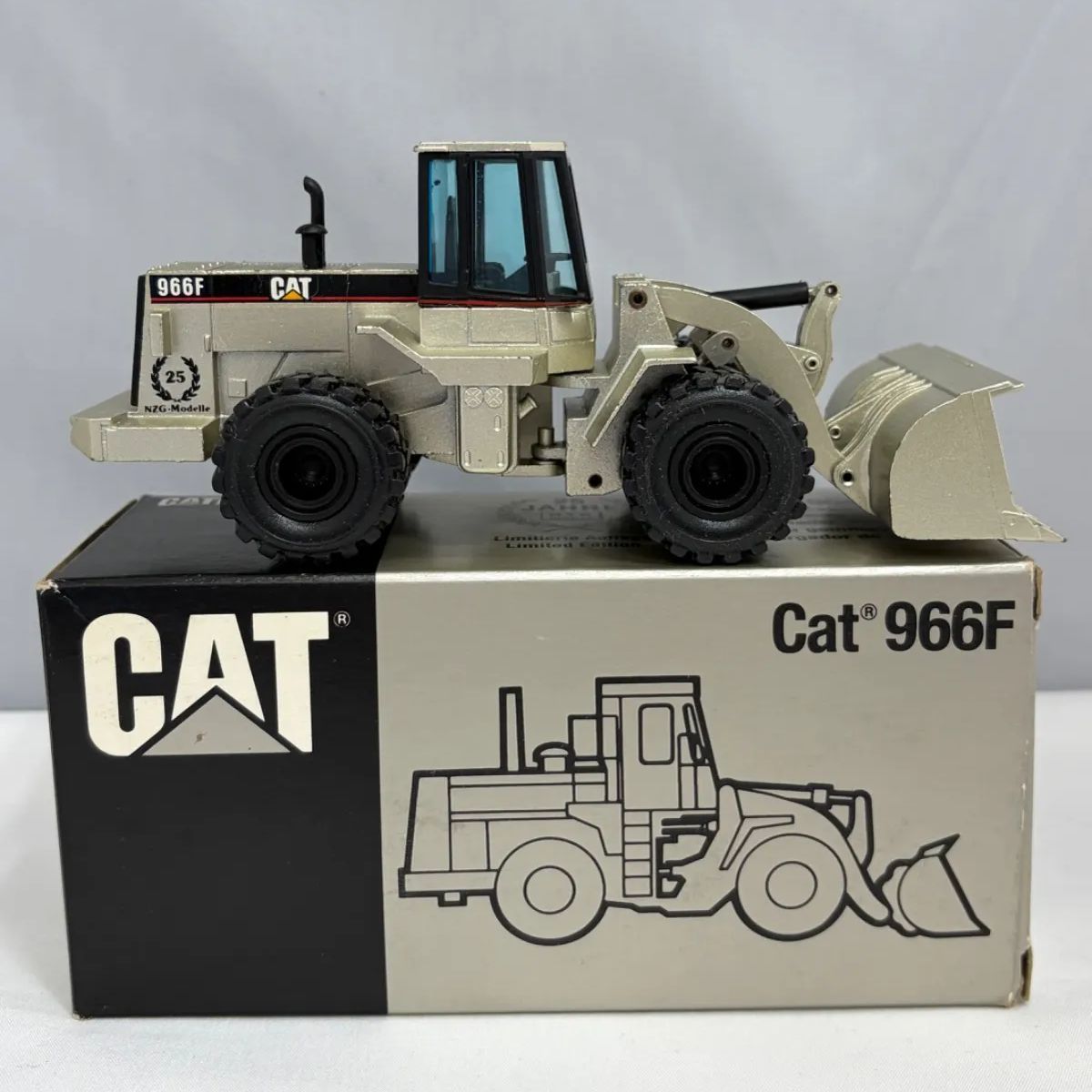 NZG社 25周年記念 Caterpillar Cat 966F ホイールローダー 1/50 ダイキャストメタル製 箱付き