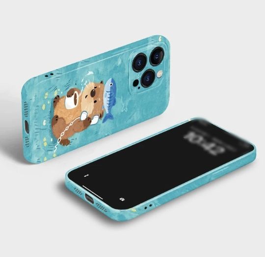 カワウソと魚デザイン iPhone17 Pro Max 対応 スマホケース iPhone16