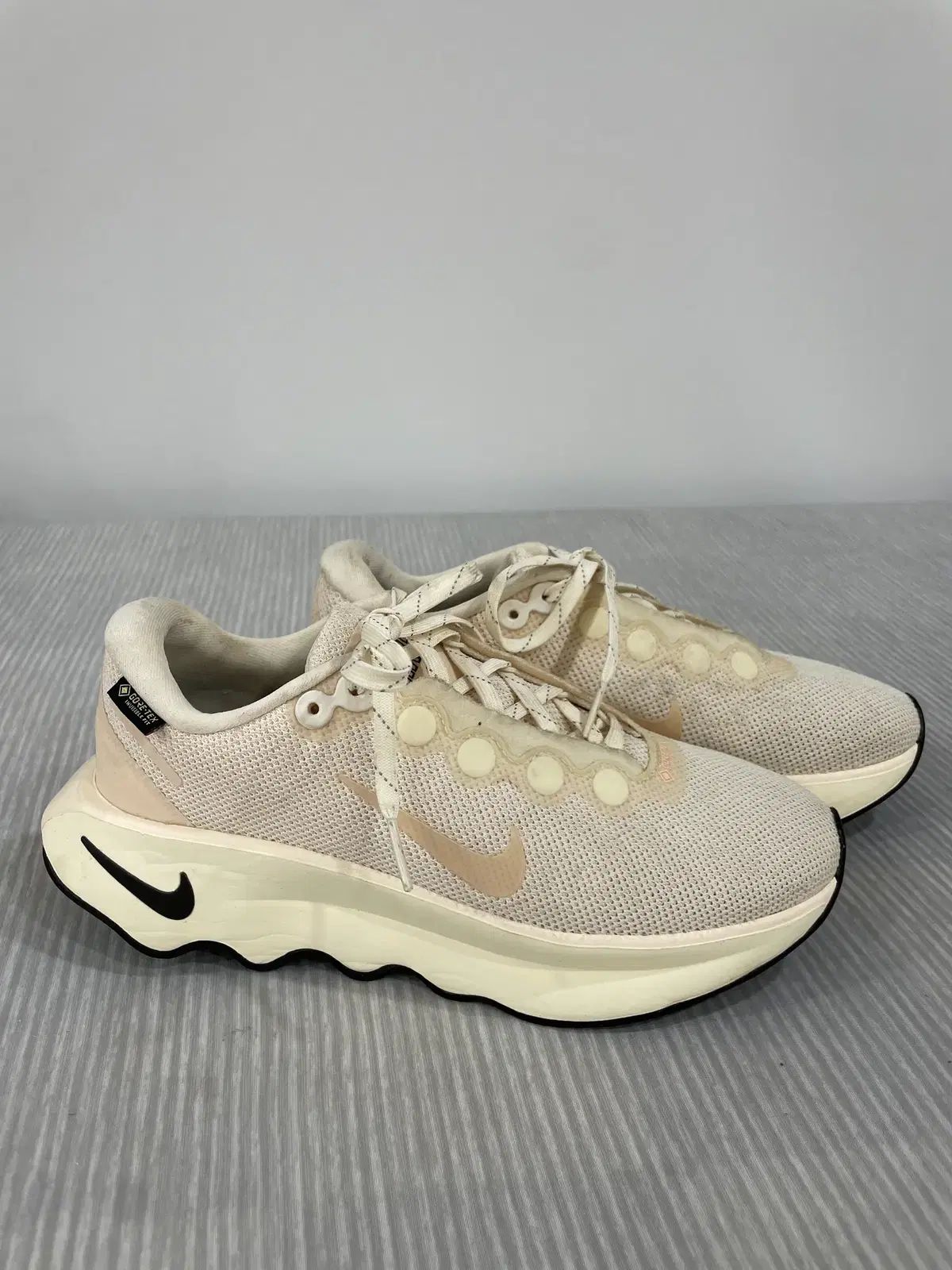 615) NIKE モティバ GORE-TEX ロイヤル パール スニーカー 235mm