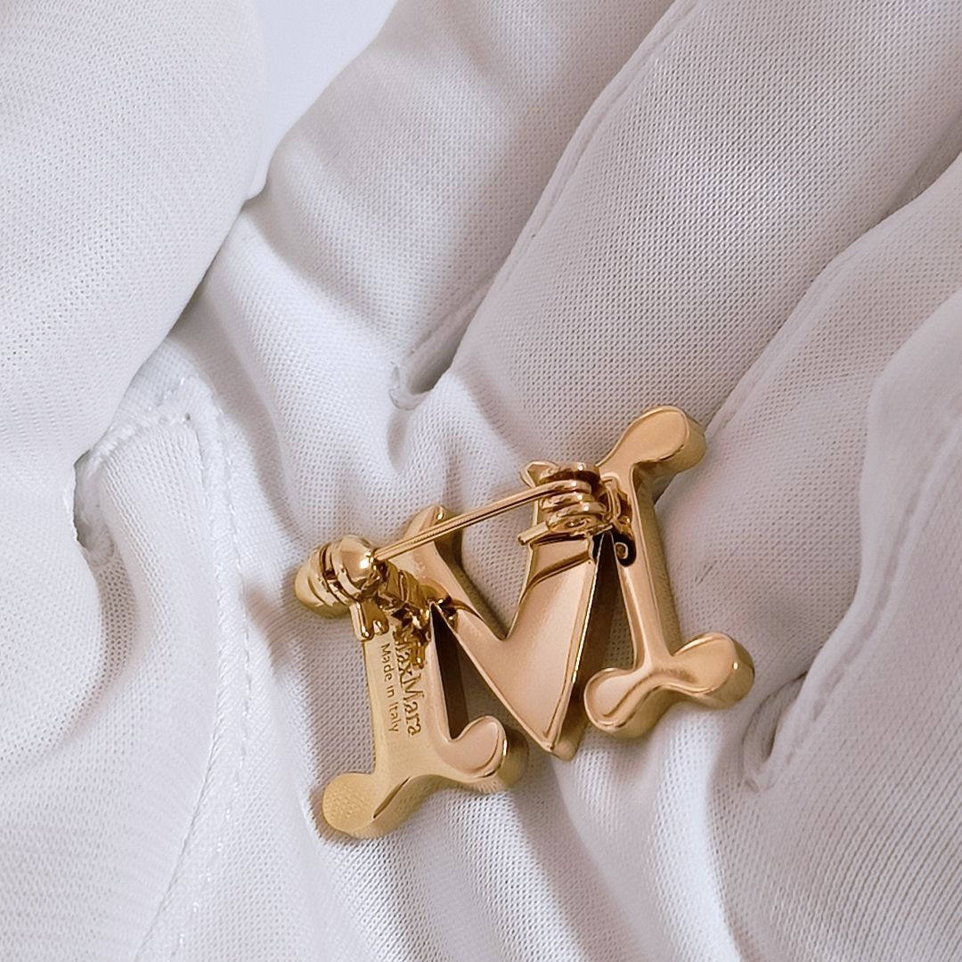 新品未使用・ヨーロッパ輸入品】Max Mara クリスタル ロゴ ブローチ