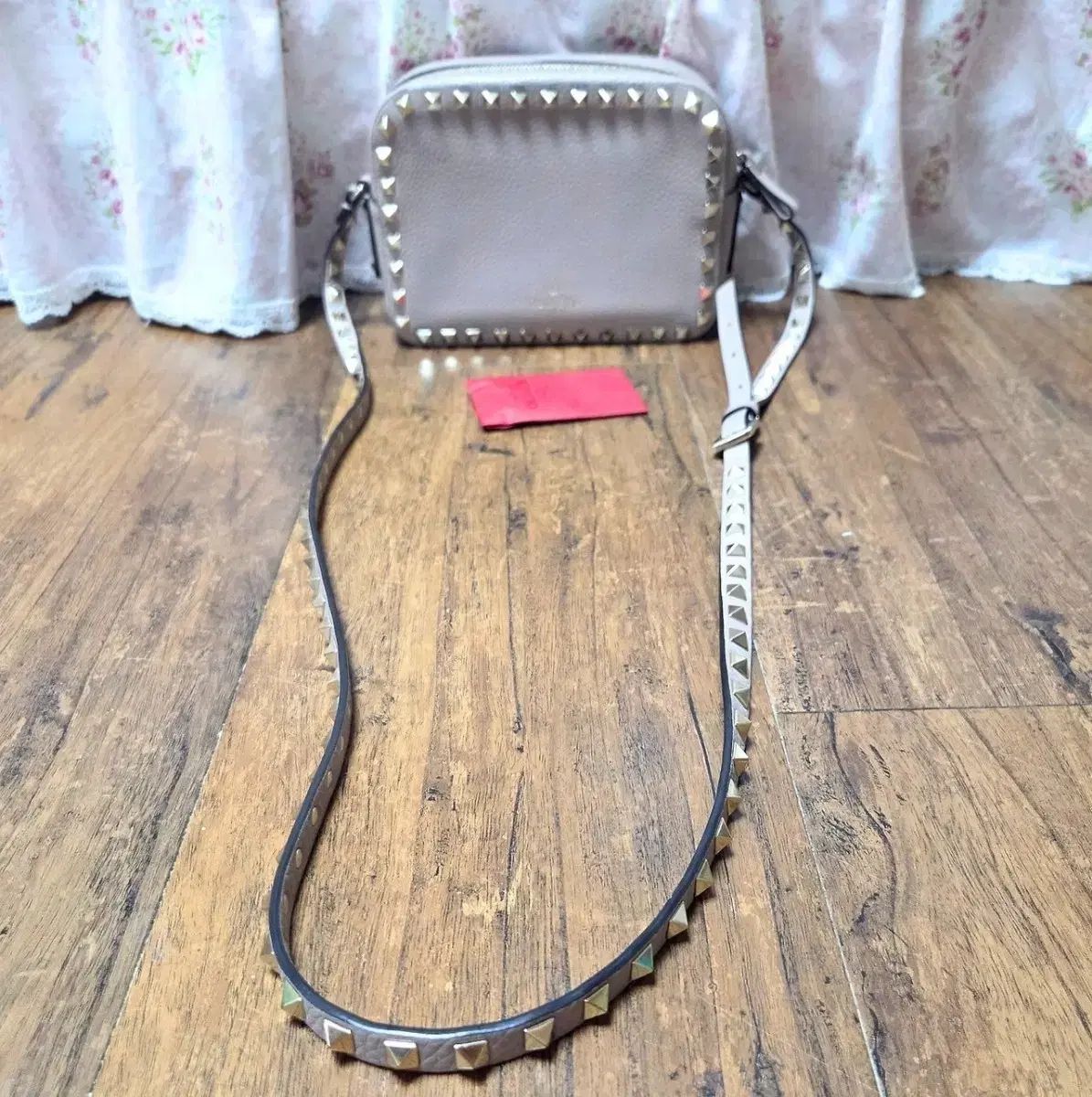 ヴァレンティノ ロックスタッズ クロスバック ベージュ 48,900円
