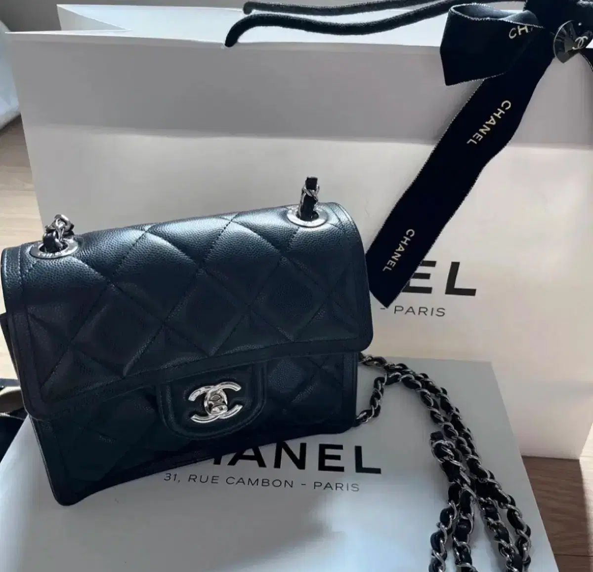 シャネル ブラック ミニ フラップバッグ キャビア シルバー CHANEL(シャネル)韓国にないデザイン