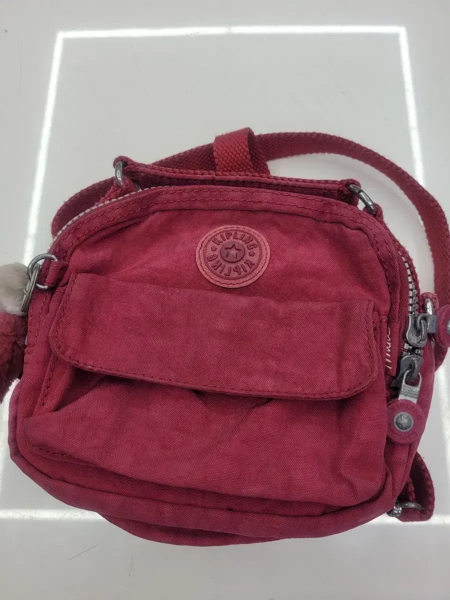 Kipling Y2Kヴィンテージ ミニ クロスバック バーガンディ (落ち着いたバーガンディとピンクの混合感)