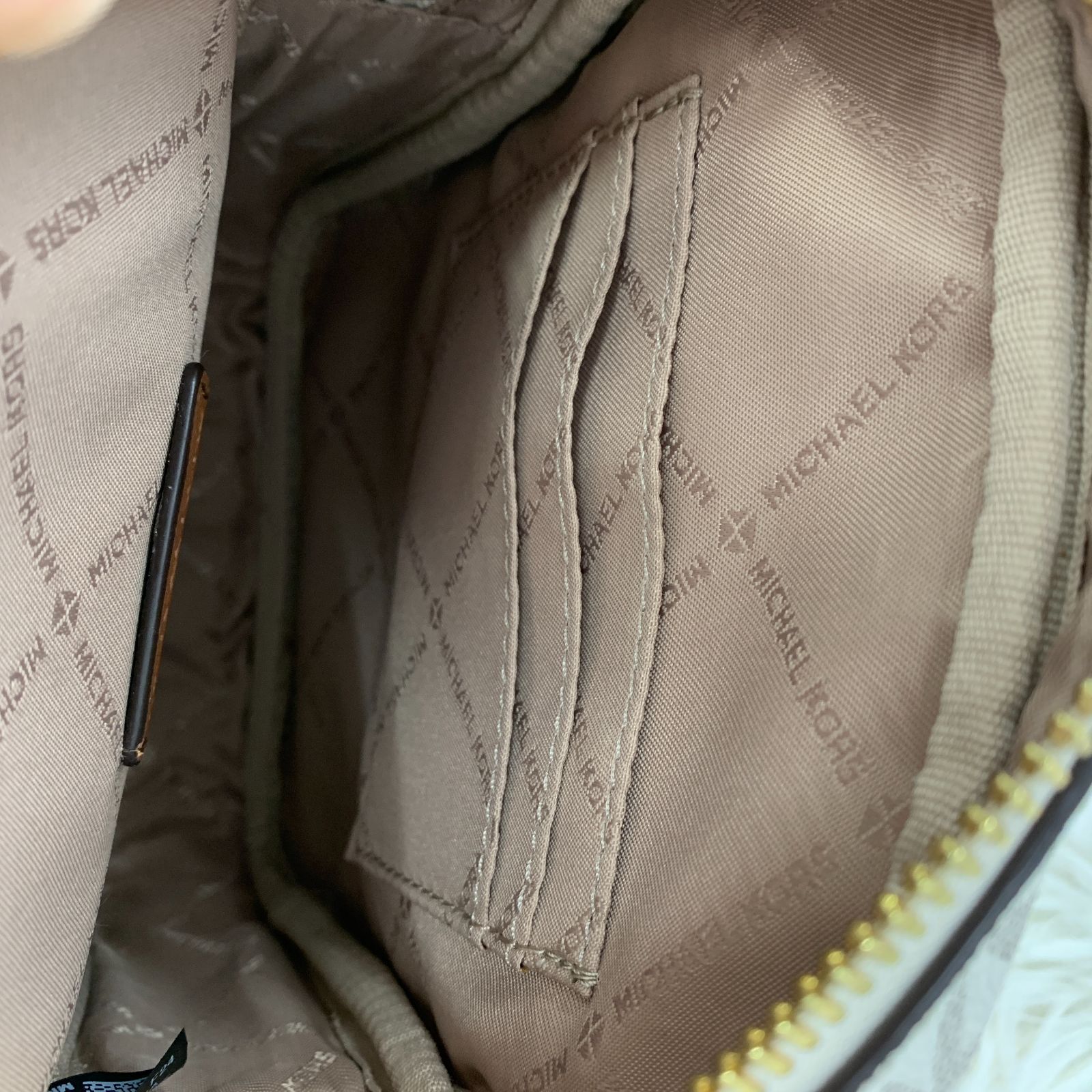美品！MICHAEL KORS ショルダーバッグ／ MKモノグラム 総柄 ホワイト 
