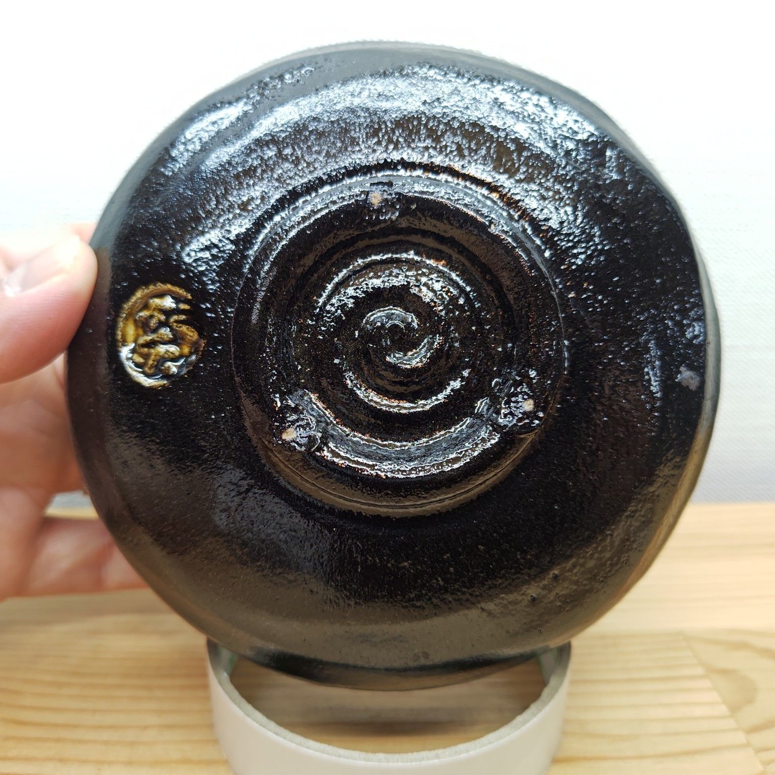 送料込【逢絢亭・新品】茶道具 茶碗 楽焼 黒楽 上 松楽窯 紙箱入り 逢絢亭・新品】茶道具 茶碗 平茶碗 馬盥茶碗 楽焼 黒楽 松楽窯 紙箱