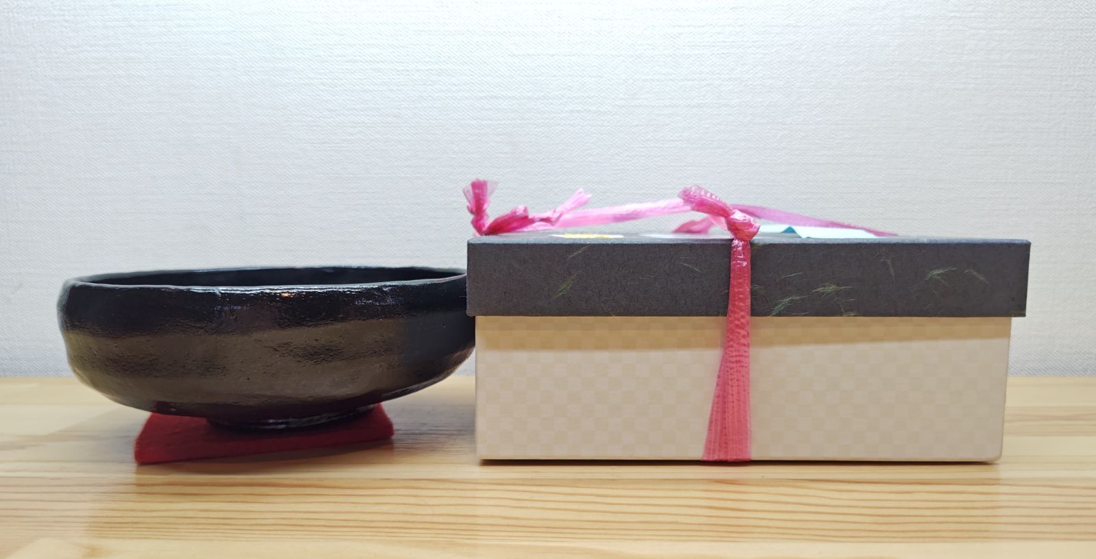 送料込【逢絢亭・新品】茶道具 茶碗 楽焼 黒楽 上 松楽窯 紙箱入り 逢絢亭・新品】茶道具 茶碗 平茶碗 馬盥茶碗 楽焼 黒楽 松楽窯 紙箱